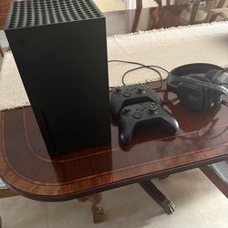 Xbox Series X Bundle – 2 Controllers + Headset – Like New