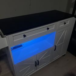 Kitchen Island / Bar 