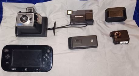 OLD VINTAGE POLAROID CAMERAS AND FLASHES.