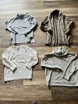 Set of 4 women’s size XL sweaters, excellent condition