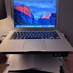 MacBook Air (13", 2015) Core i5 - 1.6GHz • 256 GB • RAM 4GB •