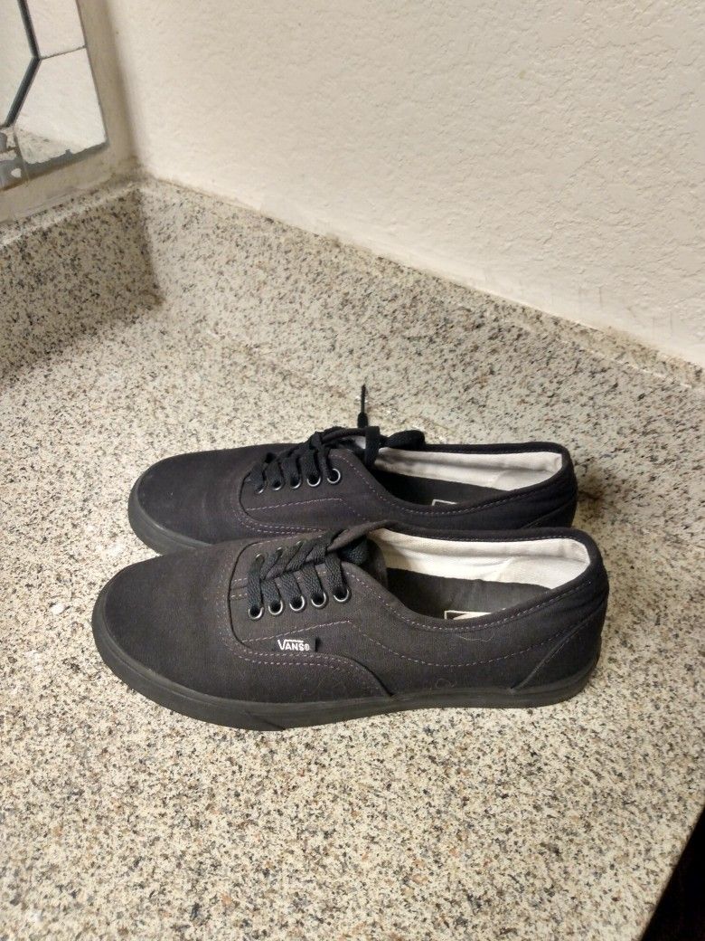 VANS   US 6.5  Men /Y 8.0  Woman  US .