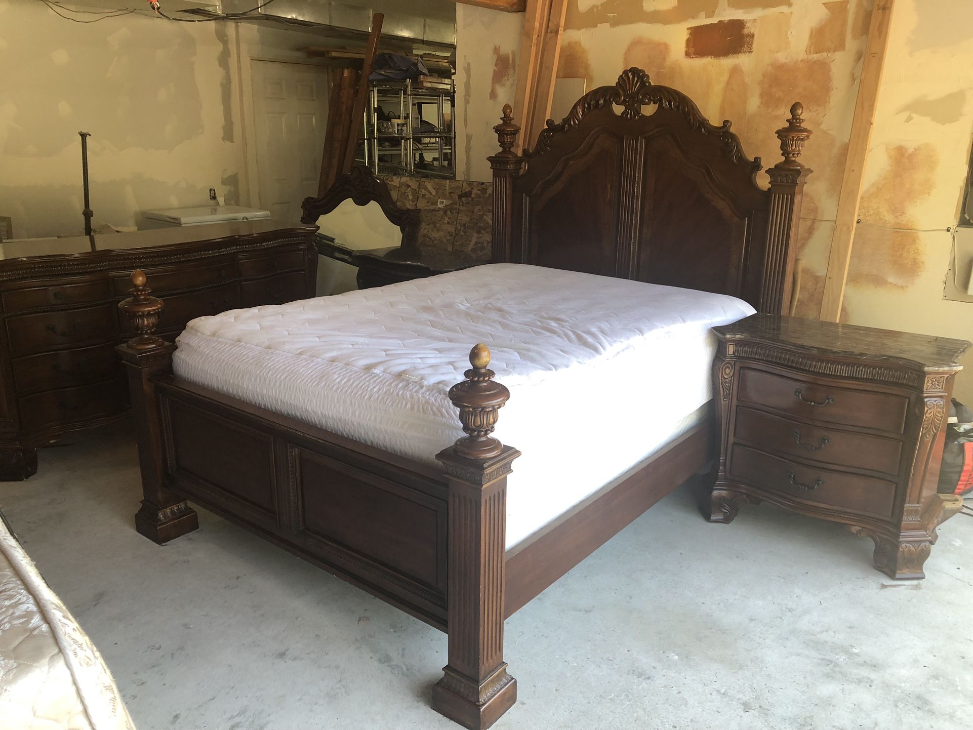 Traditional queen size Bedroom Set (5 piece)
