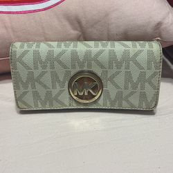 MICKAEL KORS WALLETCON ZIPPER Y 3 COMPARTAMIENTOS. ORIGINAL ONLY $ 40.