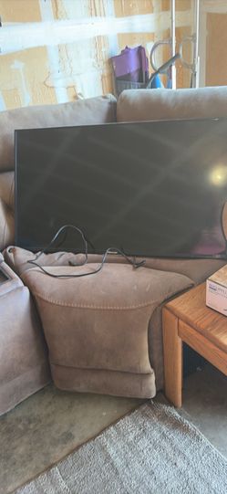 40” Hisense tv. Works great. Is not a smart tv.