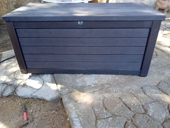 Storage bin ( long & wide ) good condition