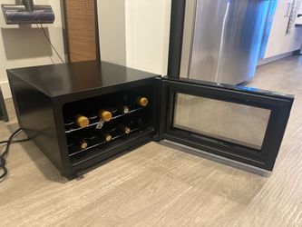 8 bottle wine cooler / fridge