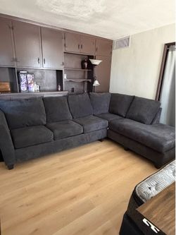 OBO !!!! Sectional Couch ( Like New ) From Ashley’s Furniture / Seats 6 Plus. Very Sturdy !!