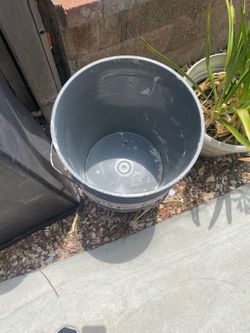 free empty paint buckets