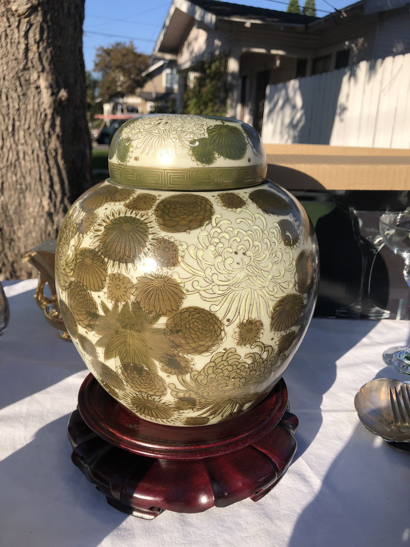 Beautiful Chrysanthemum Porcelain Ginger Jar