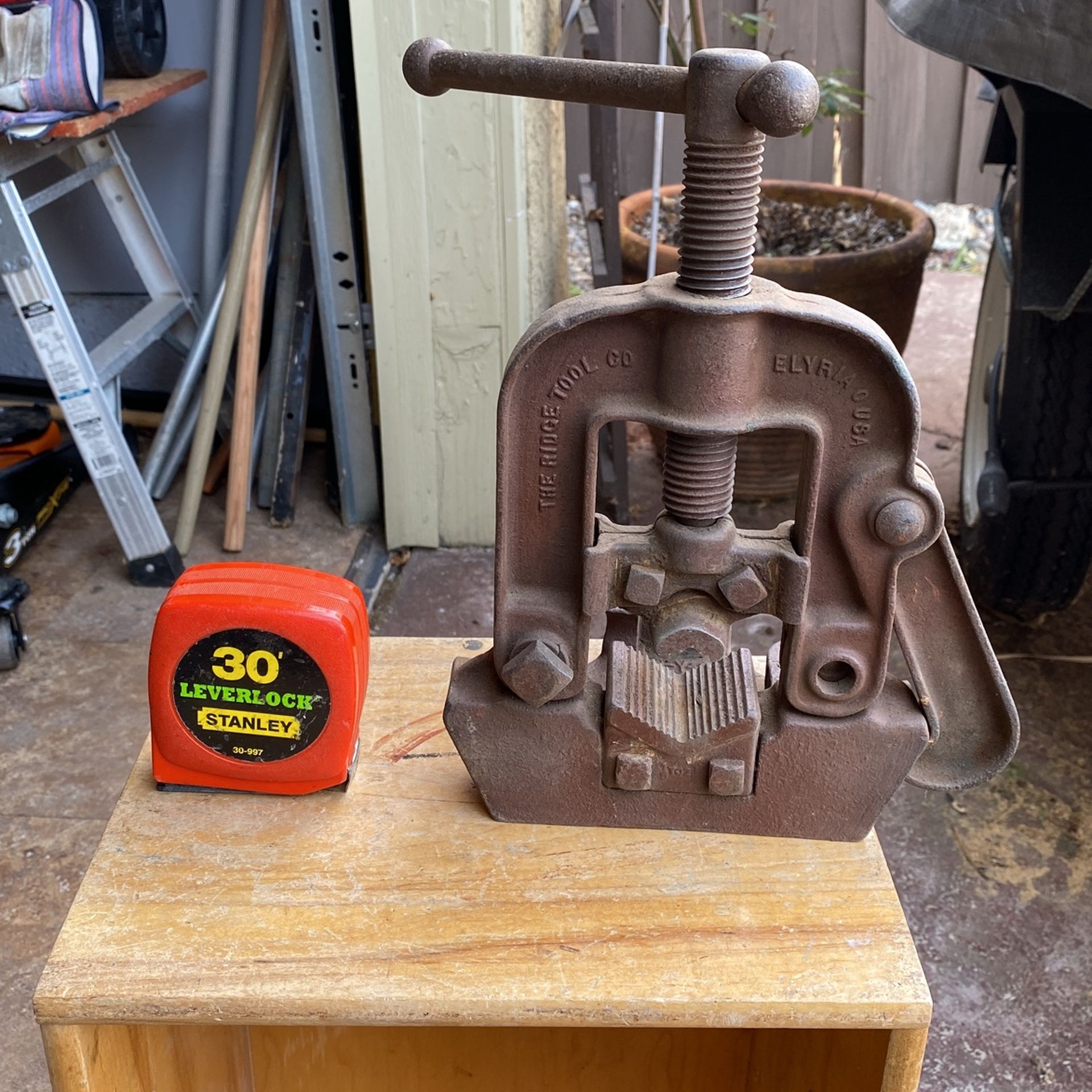 Pipe vice antique