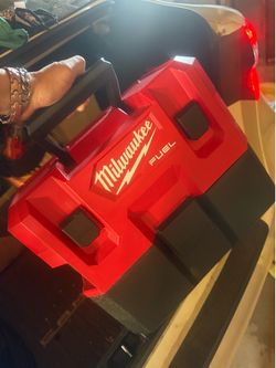 Milwaukee vacuum & two batteries