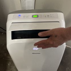 A/c Like New/ Remote And Hose Attachment Grill