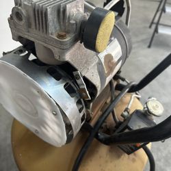 DEWALT 30-Gallons Portable Vertical Air Compressor DXCM303