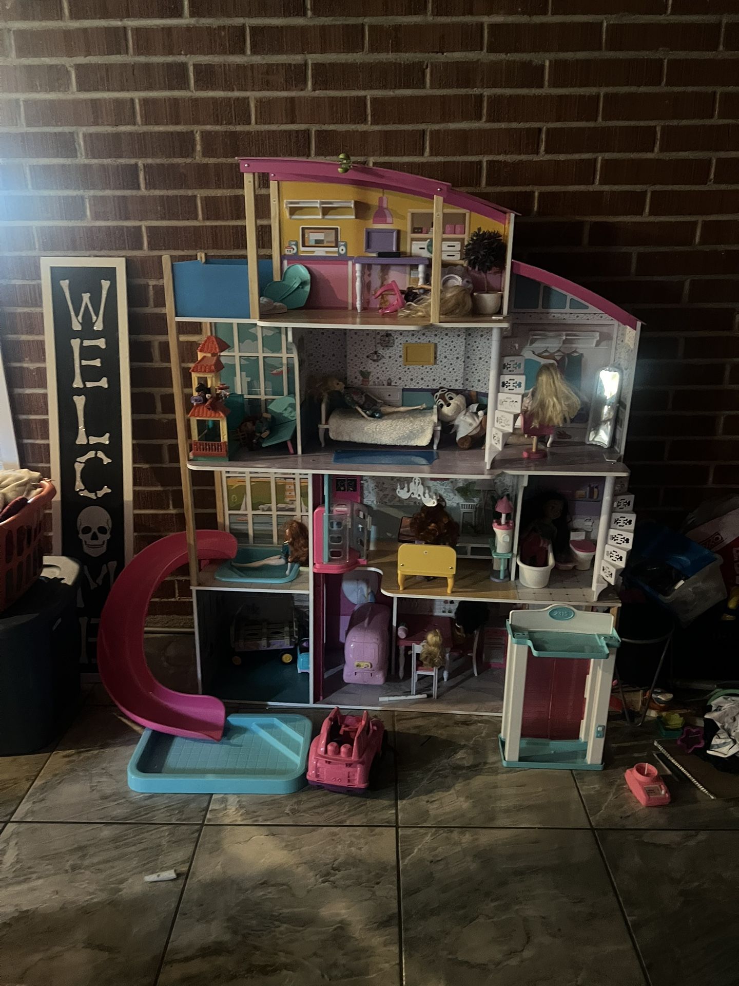 Dolly house/ Casita De Barbies