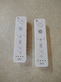 2 ORIGINAL NINTENDO WII REMOTES CONTROLLERS with Batteries
