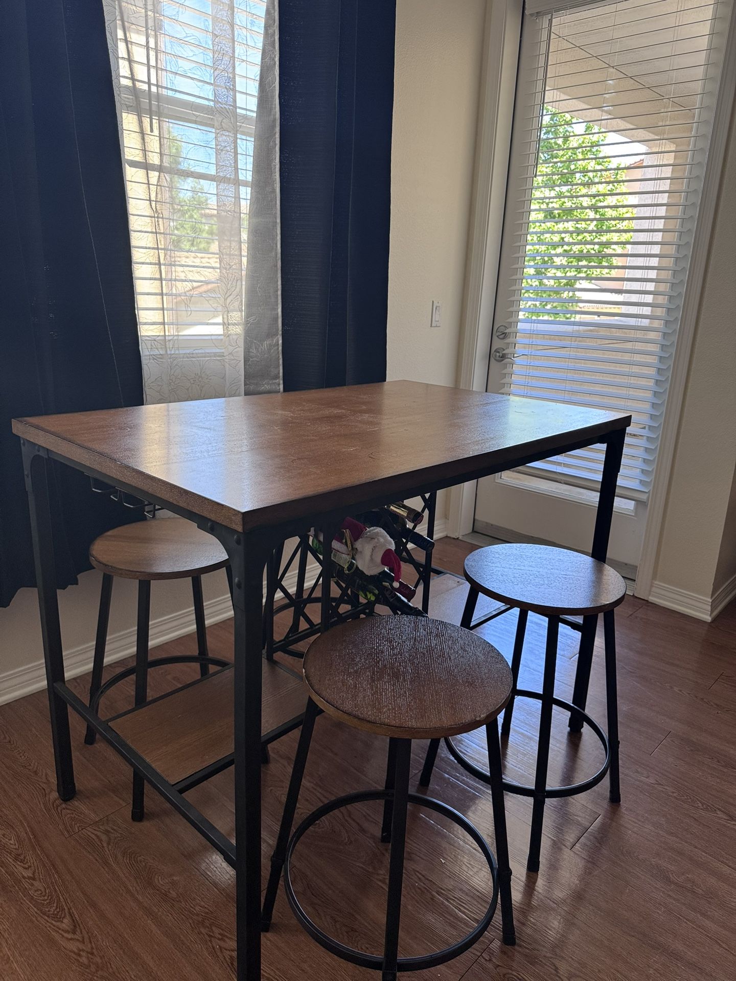 Table With 4 Stools