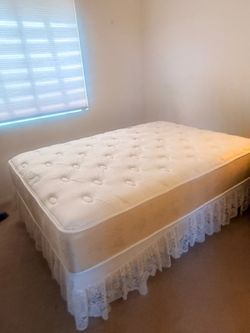 $60 Cama con su base de metal
