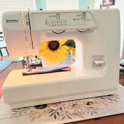 KENMORE SEWING MACHINE AND HARD CASE