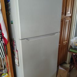 https://offerup.com/redirect/?o=MTguY3U=. ft. Insignia brand refrigerator