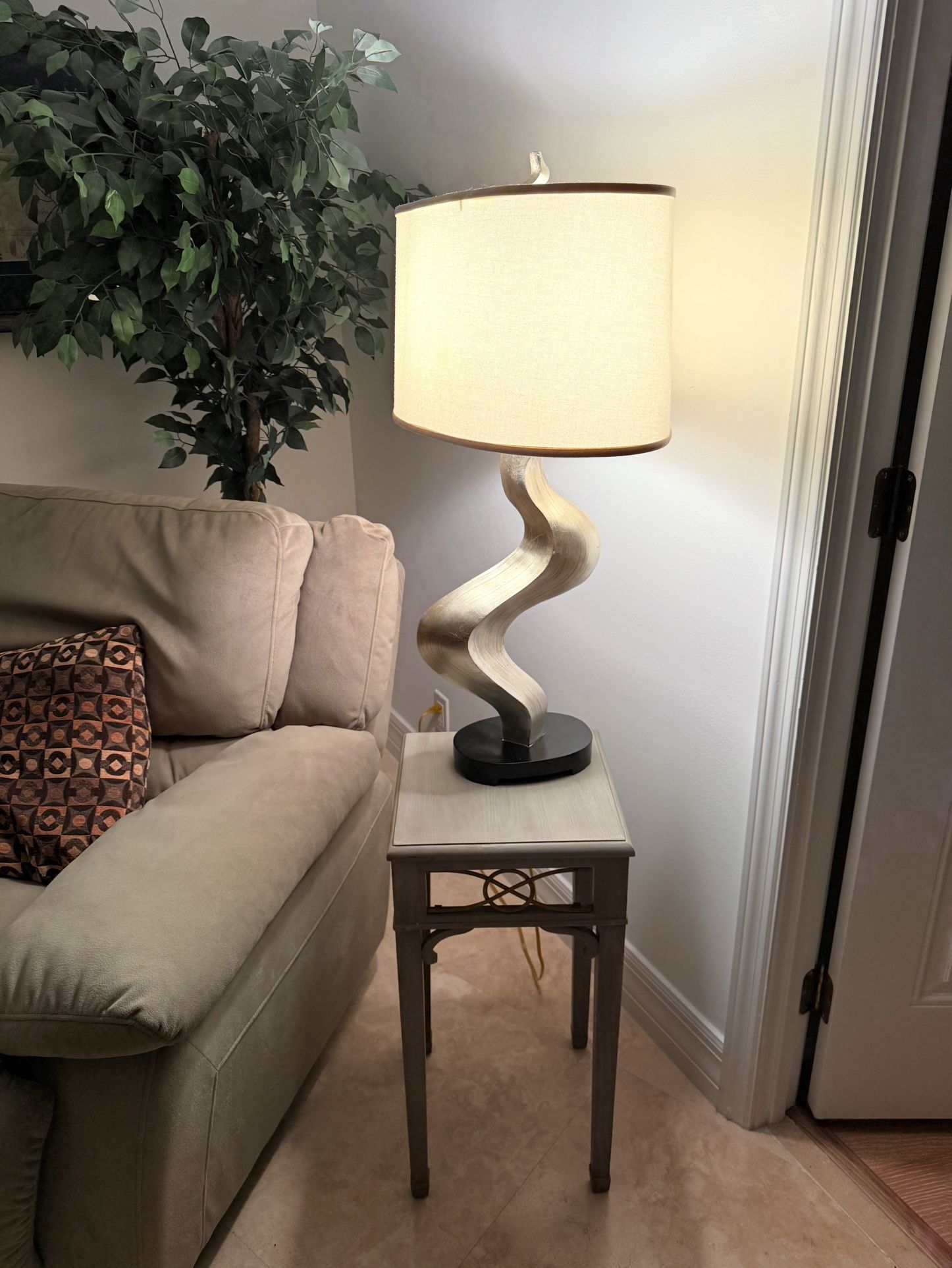 Elegant stylish Designer Lamp. 32” tall. Like new condition. Great bargain.