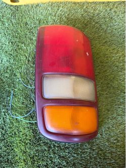 2001 chevy Yukon Right/passenger side tail light