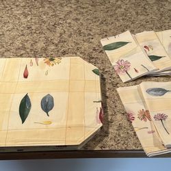 💛 Selling as a LOT! Set of 8 Cloth Placements and 8 matching Cloth Napkins from smoke and pet free home. PU in Kennewick near Canyon Lakes Golf Cours