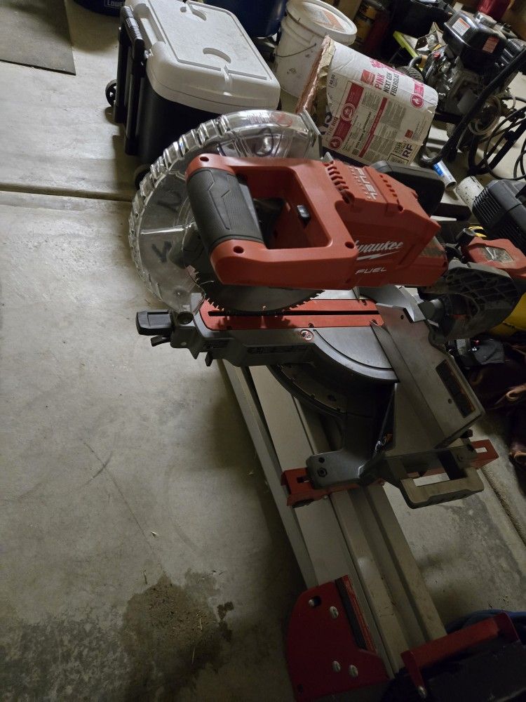 Milwaukee 10" Double Bevel Miter Saw 