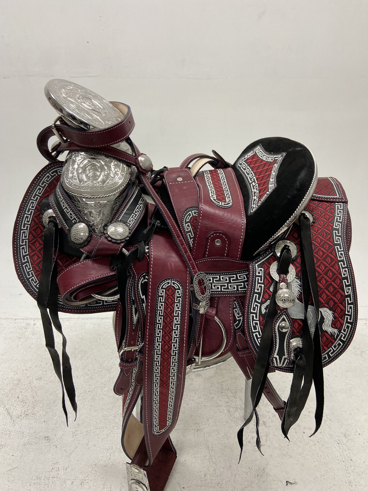 Preciosa Montura Charra Bordada Con Todo El Herrage Y El Fuste Plateado