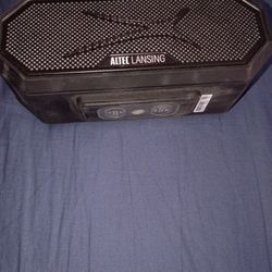 Portable Speaker And Beats Earbuds/ Jbl Earbuds