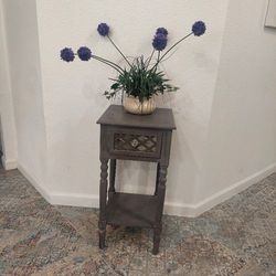 French Country 28 In. H Gray Knloe Deluxe Accent Table Used. 