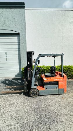 2012 Toyota Electric Forklift 4000 lbs 3 Stage Side Shift, AC Motors, 3 Wheels Compact + Charger