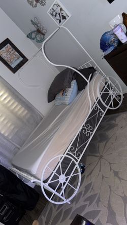 Twin princess carriage bed
