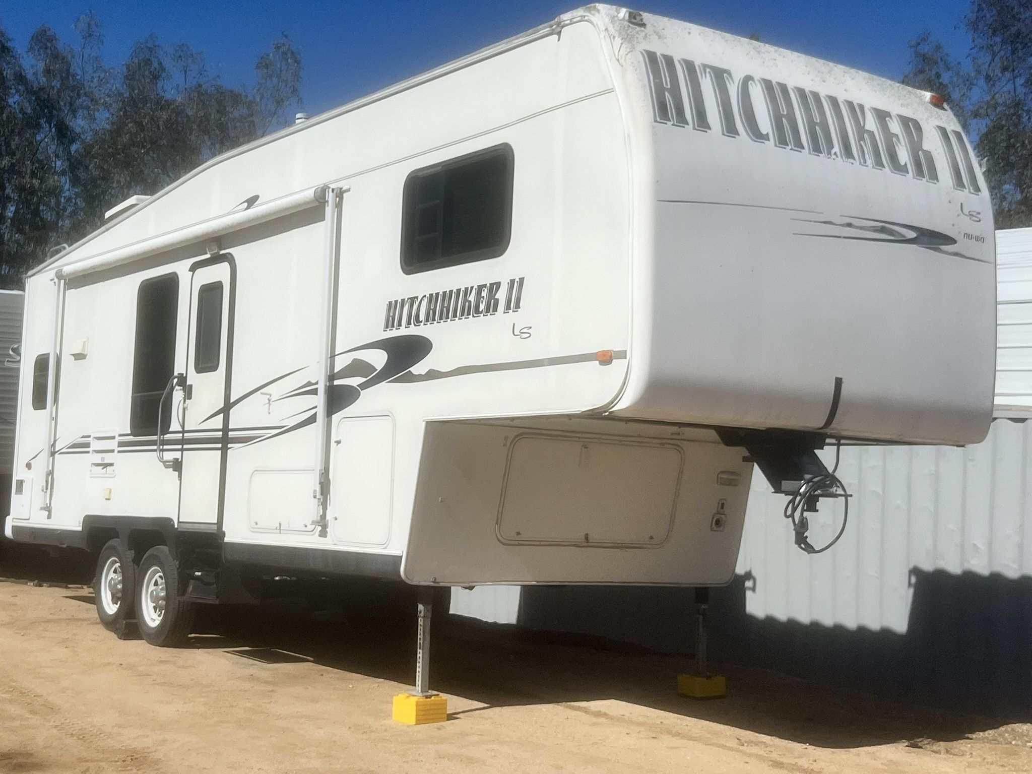 2002 HitchHiker 2 ls model 28.5 RKBG