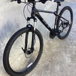 GT AVALANCHE 29er  MOUNTAIN BIKE HYDRAULIC DISC BRAKES W / LOCKOUT LIKE NEW