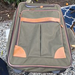 L.L. Bean Large Rolling Travel Bag / Suitcase – Canvas & Leather – Needs Wheel Replacement – As-Is  ⸻  Description  Large L.L. Bean rolling travel bag