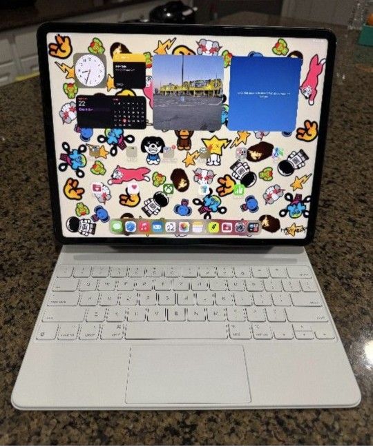 Apple IPad PRO 12.9 M1 w/Magic Keyboard & Trackpad Bundle For Sale 580.00