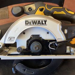 DEWALT 20-Volt MAX Cordless Brushless 6-1/2 in. Circular Saw (Tool-Only)