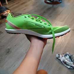 Brooks cross country flats Size 7 in men.