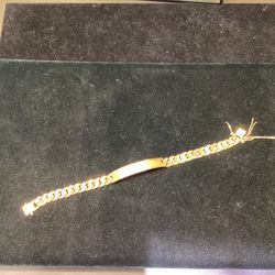 21. Karat Yellow Gold.