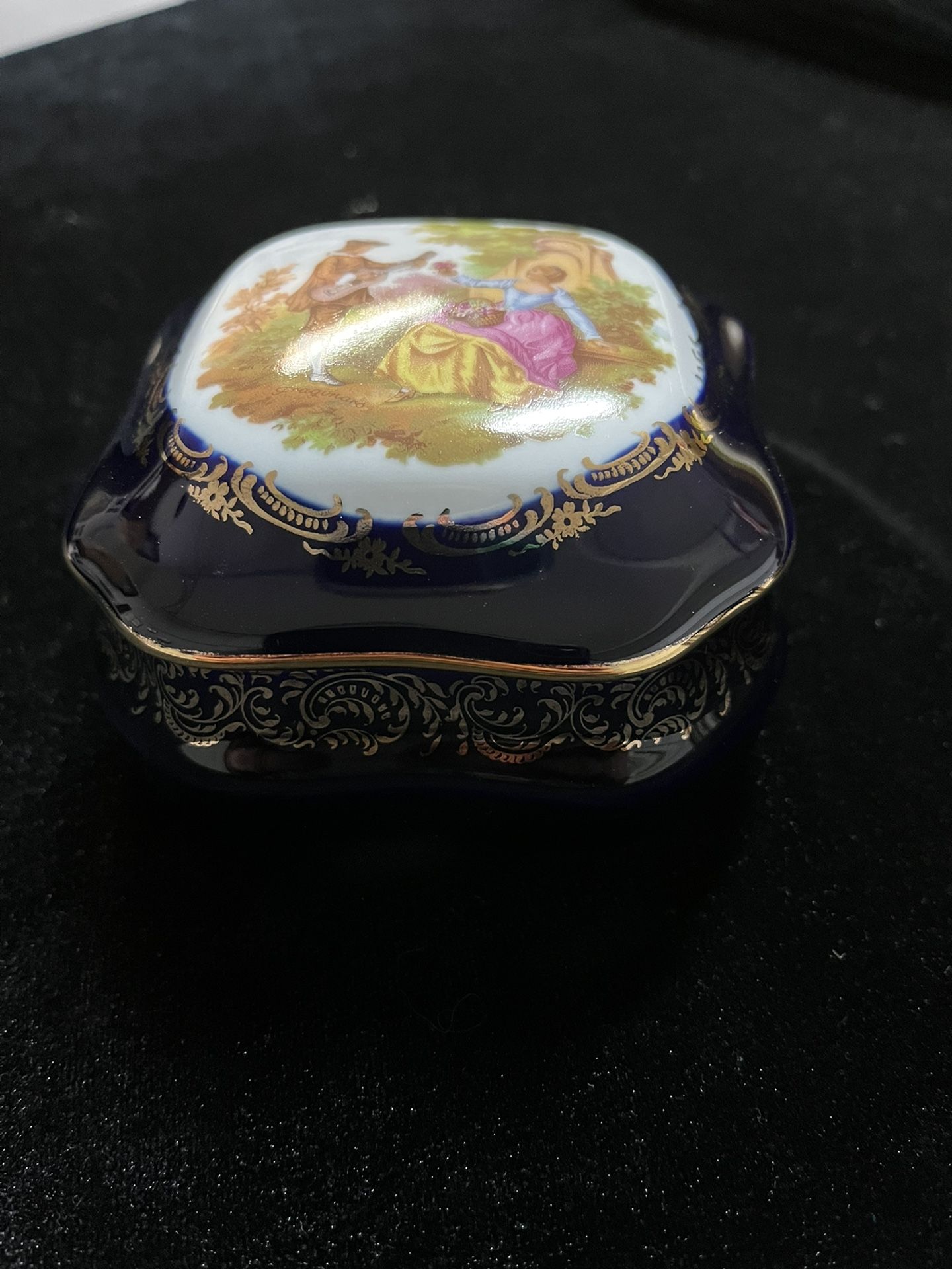 Limoges Castel 22k Gold Trinket Box France