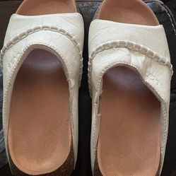Brand new and original UGG’s women’s Women's UGG Hi Cutout Slides size 6 NEW(No Box) Pick up in the city of Pico Rivera