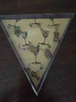 Wine charms set of 6 gold toned. New, boxed giftable $2.00