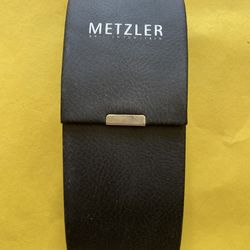 Classic Metzler black leather eyeglass case | Hard shell with anti-pressure properties • Appearance: Black荔枝 pattern leather (artificial leather), wit