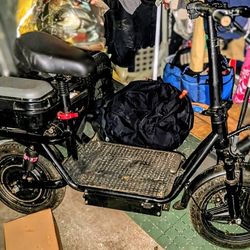 🛴 Electric Scooter with Seat & Rear Storage – Utility Style