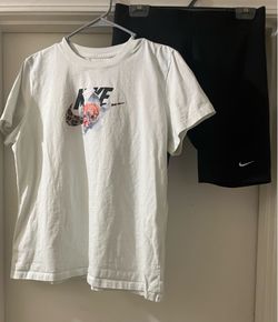 Woman’s NIKE shorts (L) shirt (XL)
