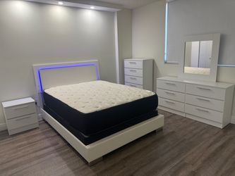 Brand New Queen Bedroom Set with Mattress / Juego de Cuarto King con Colchon Nuevo a Estrenar … Fast 🚚