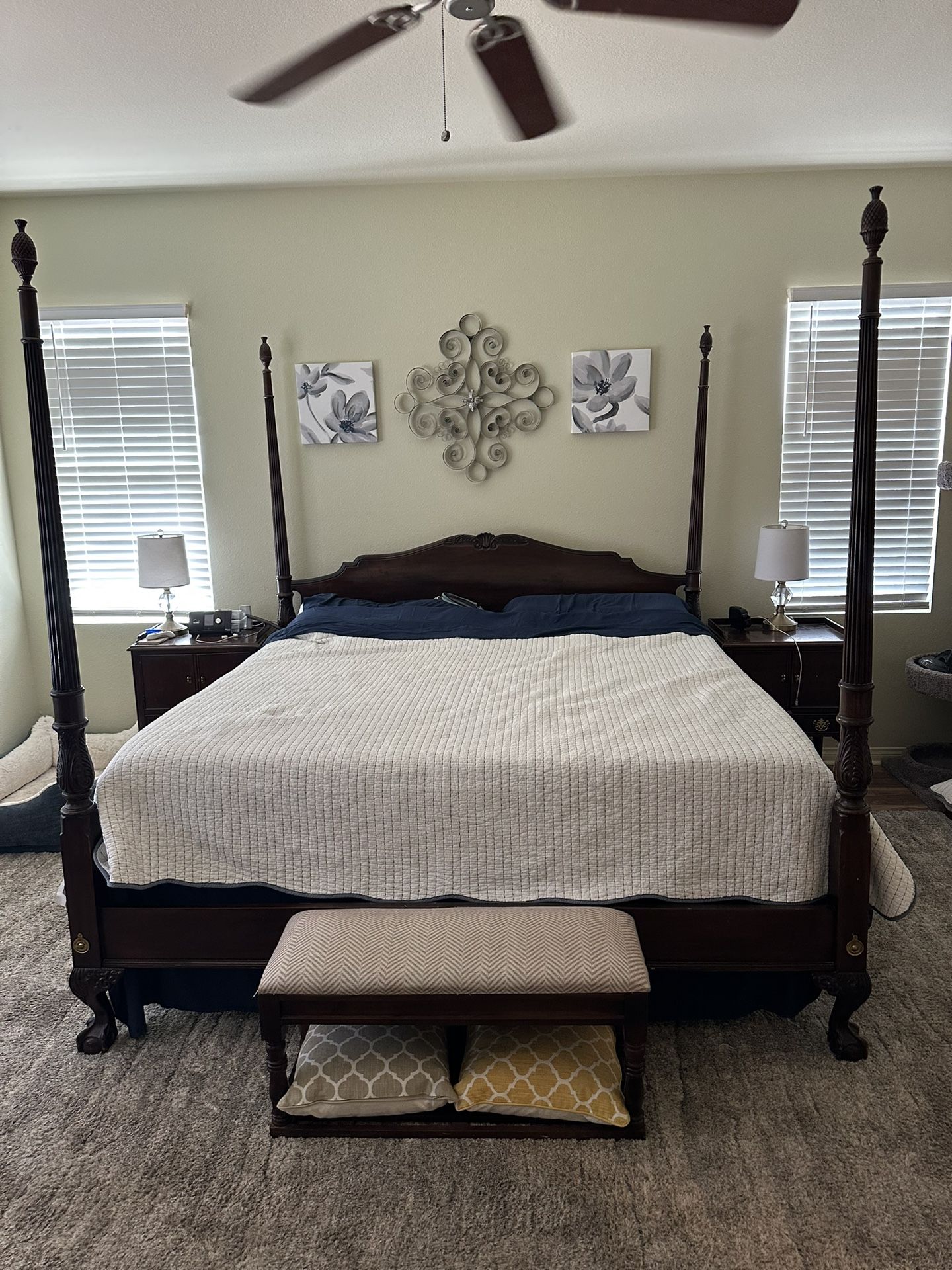 4 Piece Bedroom Set.   King Size Bed. 