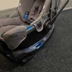 Nuna pipa Lite Infant Car Seat With Base