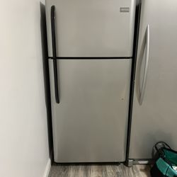 Frigidaire 18 Cu. Ft. Top Freezer Refrigerator Good Condition 